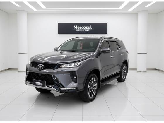 TOYOTA HILUX SW4 2.8 D-4D TURBO DIESEL DIAMOND 7L 4X4 AUTOMÁTICO